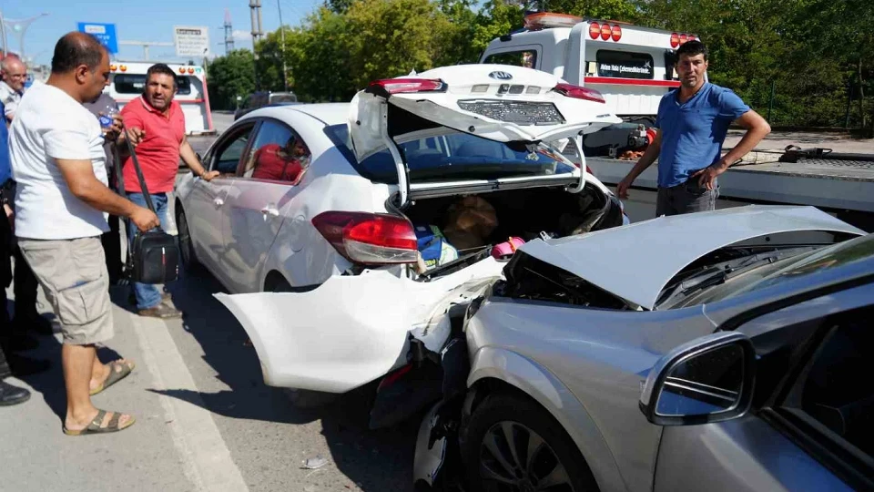 7D1C28Db Yavaslayan Trafik Zincirlemeye Kazaya Sebep Oldu Biri Cocuk Uc Kisi Yaralandi