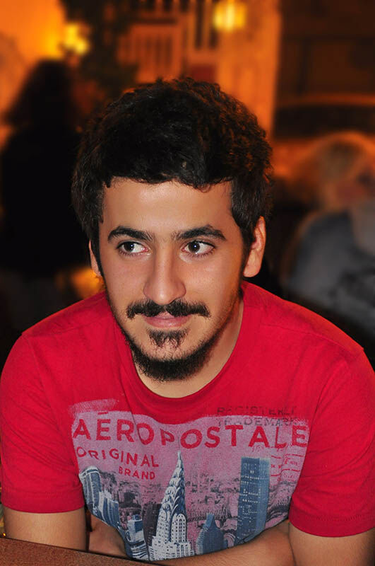 Ali Ismail Korkmaz Portre Kirmizi Tisort