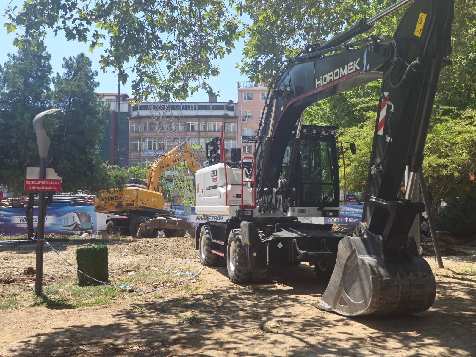 Cumhuri̇yet Parki'ndaki̇ İş Maki̇neleri̇ Di̇kkat Çekti̇ (2)