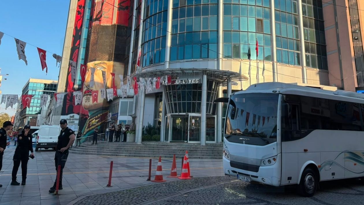 Son Daki̇ka! İzmi̇t Beledi̇yesi̇ne Poli̇s Operasyonu Fatma Kaplan Hürri̇yet Gözaltina Mi Aliniyor