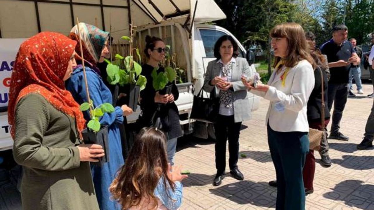 Kocaeli haber - Sel bölgesindeki kadın çiftçilere fidan ve ata tohumu dağıtıldı!