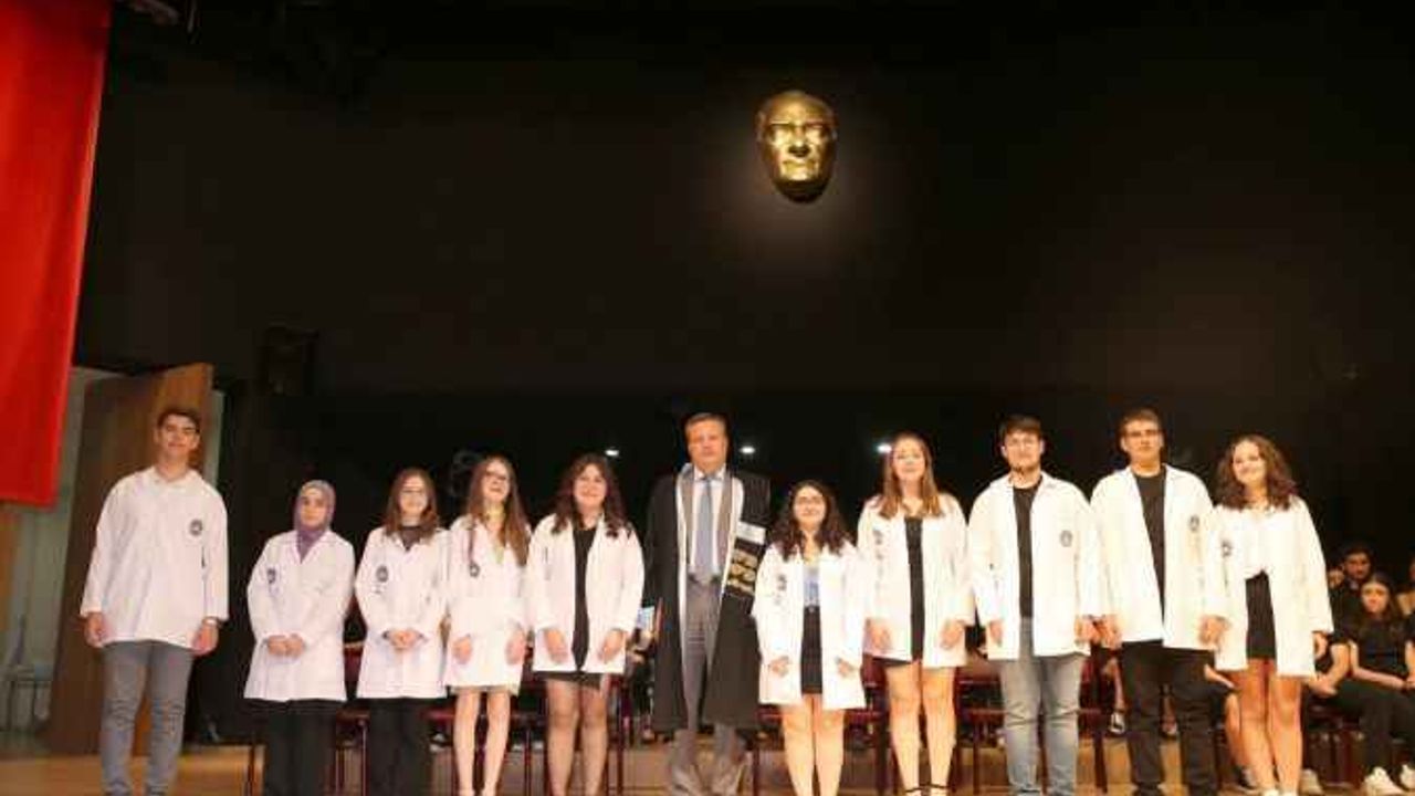 Trakya Üniversitesi Tıp Fakültesinde eğitime başlayan öğrenciler "beyaz önlük" giydi!