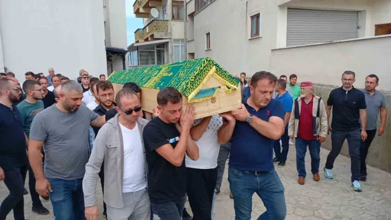 Patlamada ölen işçi arkadaşlarının omzunda toprağa verildi