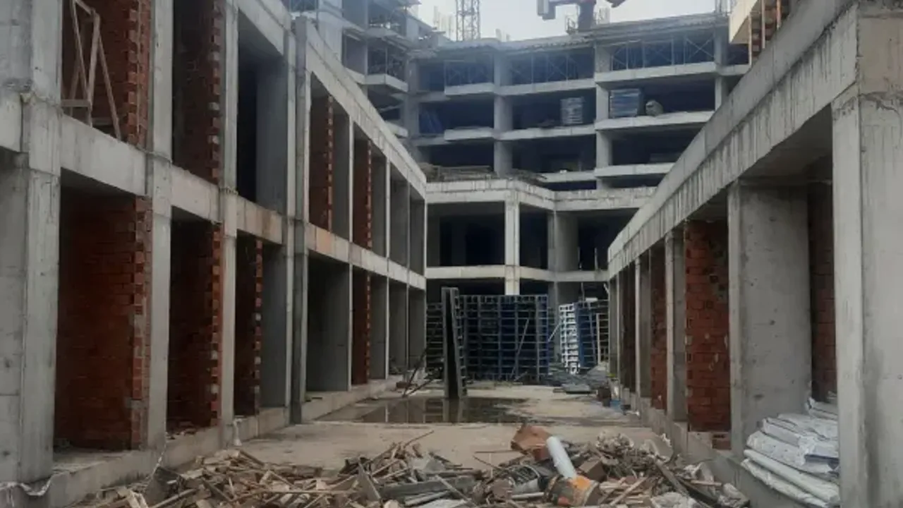 GÖLCÜK'TE İNŞAAT KALIBI İŞÇİNİN ÜSTÜNE DÜŞTÜ 