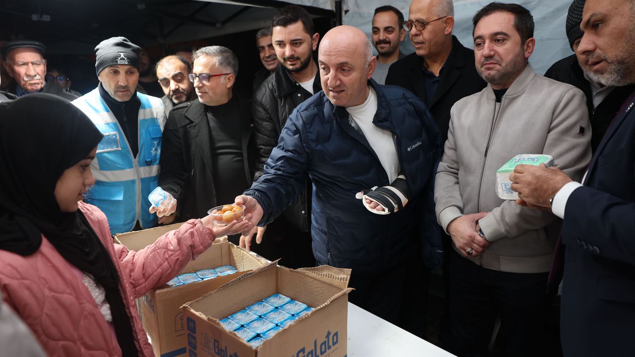 Darıca Belediyesi Regaip Kandili’nde Lokma Dağıttı