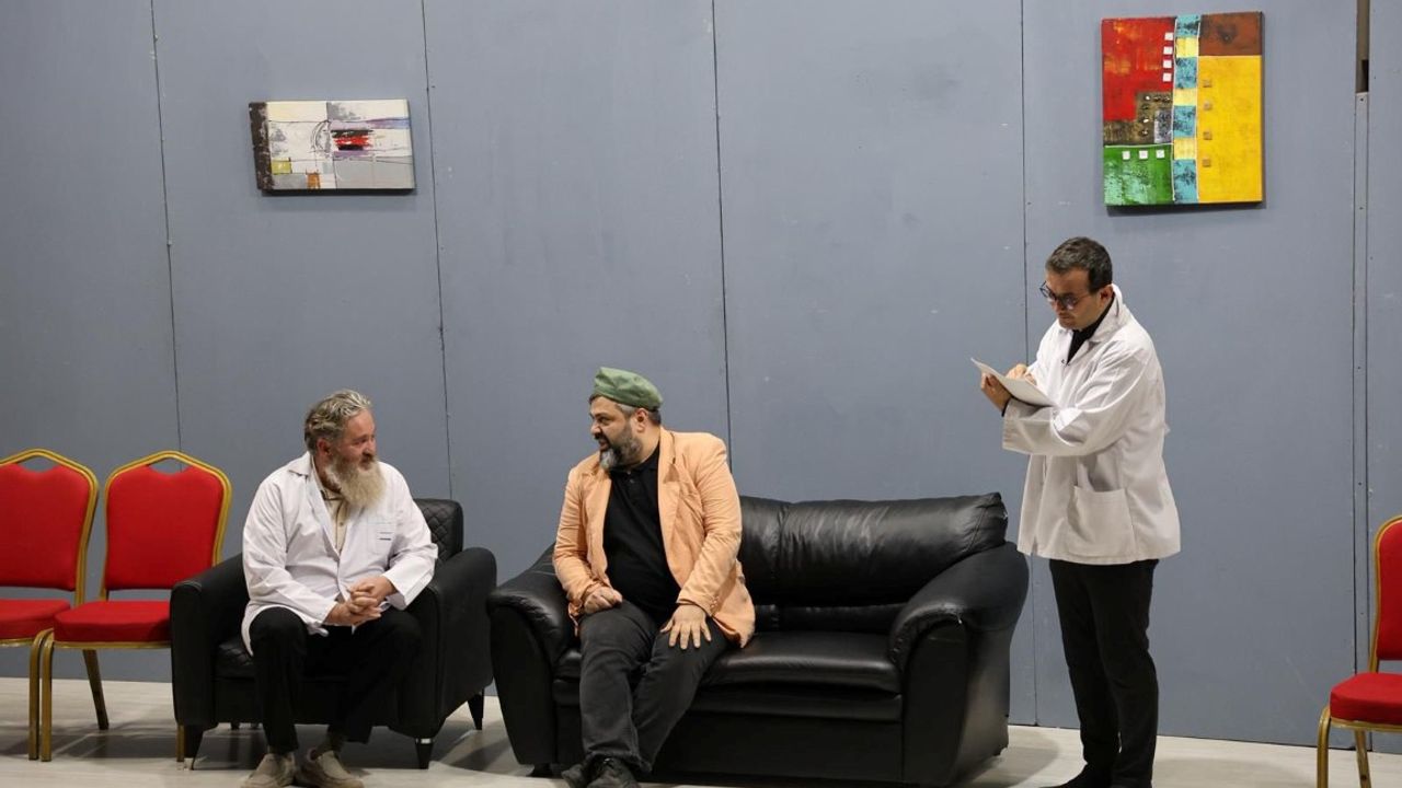 Kartepe’de Kahkaha Dolu Tiyatro Gecesi: “Deliriyorum Ben Haberin Olsun”