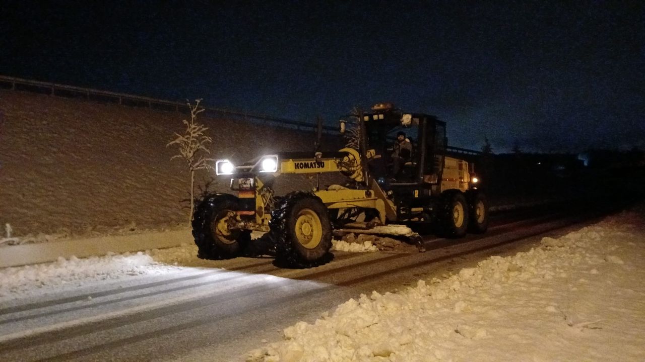 İzmit’te Karla Mücadele Aralıksız Sürüyor