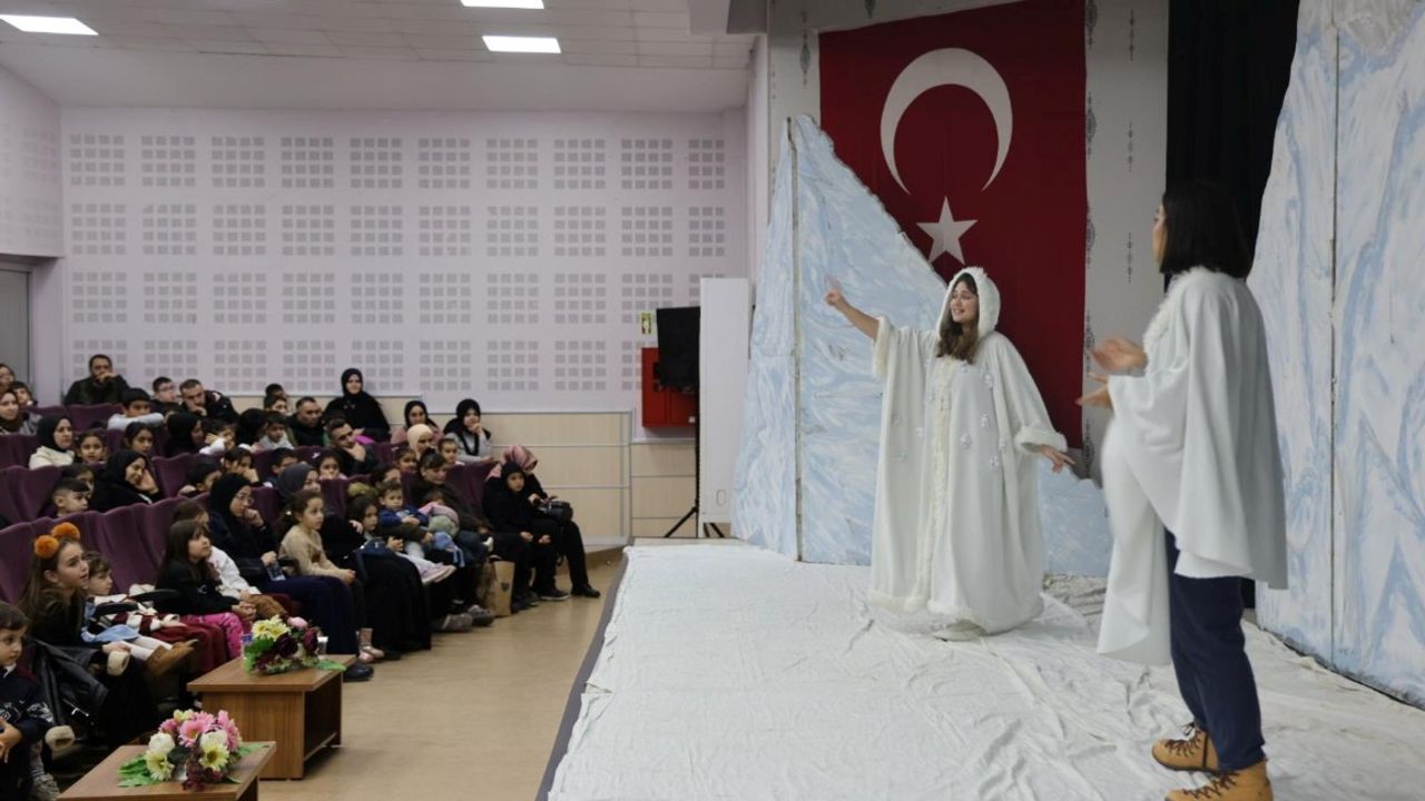 Karlar Diyarı Çocuk Tiyatrosu Kartepe’de Miniklerle Buluştu