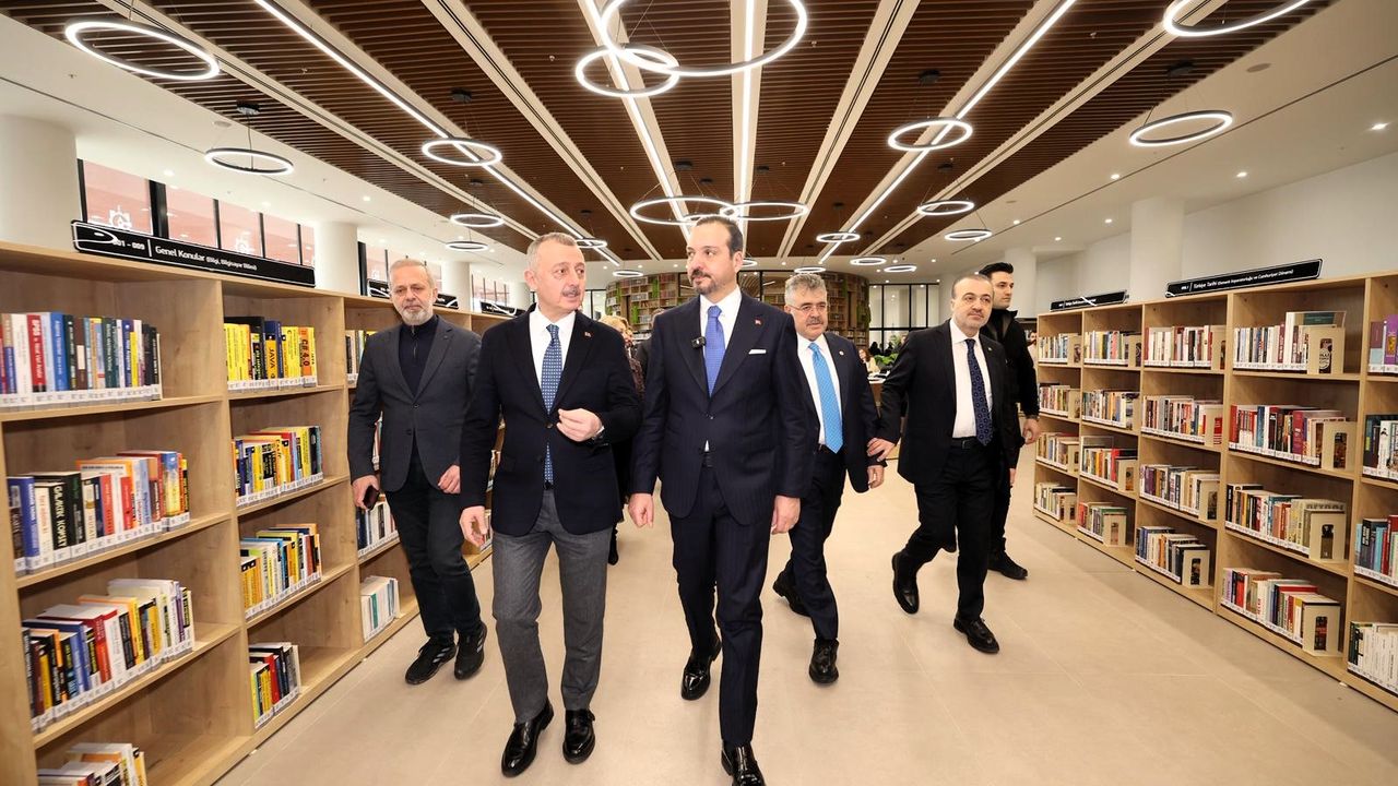 Kürşad Zorlu’dan Alev Alatlı Kütüphanesi’ne Övgü