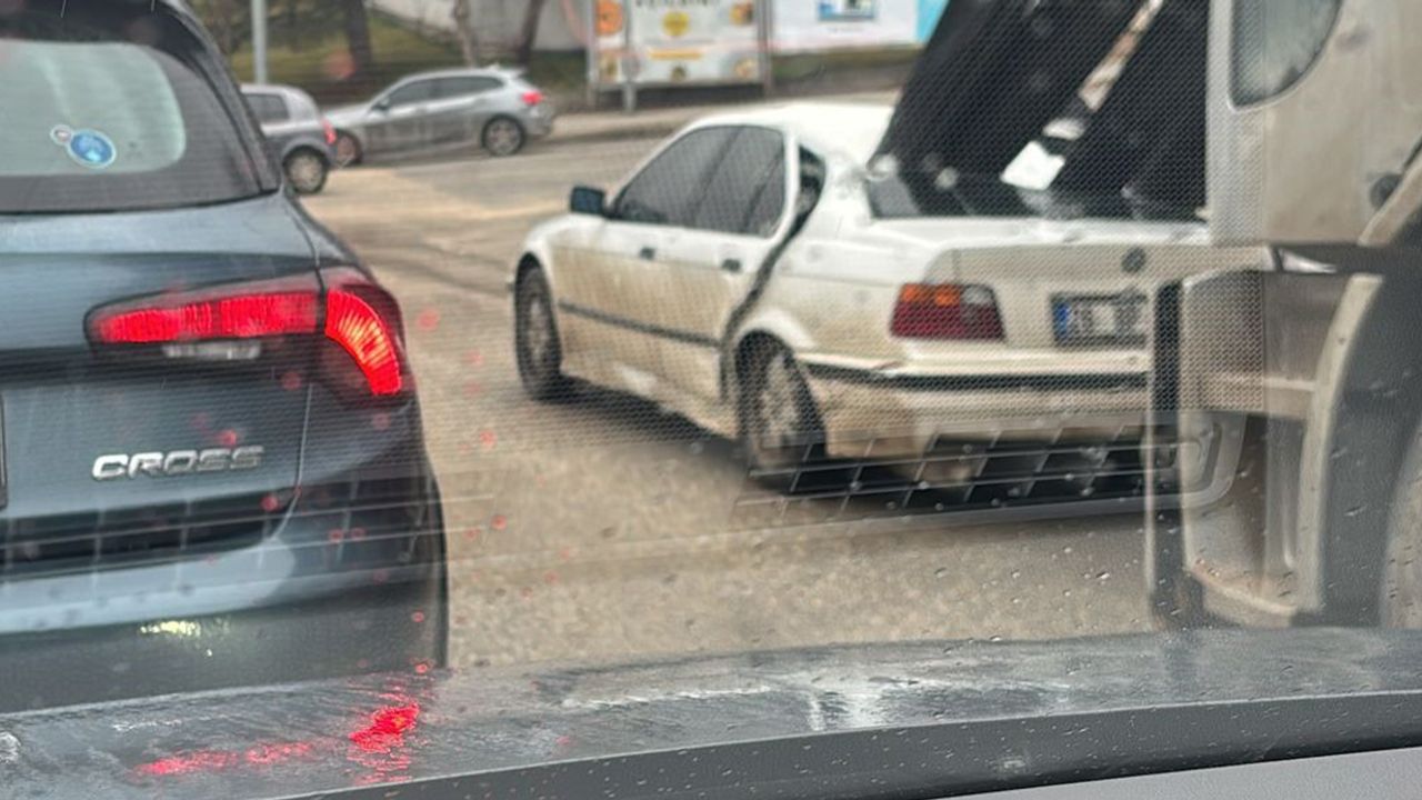 KIRMIZI IŞIKTA DURAN OTOMOBİLE DEMİRLER OK GİBİ SAPLANDI