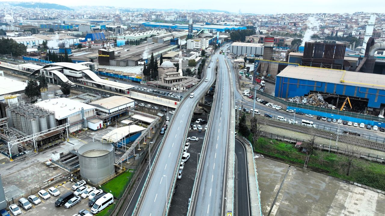 BÜYÜKŞEHİR’İN ULAŞIM HAMLESİ MEYVESİNİ VERDİ: GEBZE FENİŞ KAVŞAĞI’NDA TRAFİK RAHATLADI