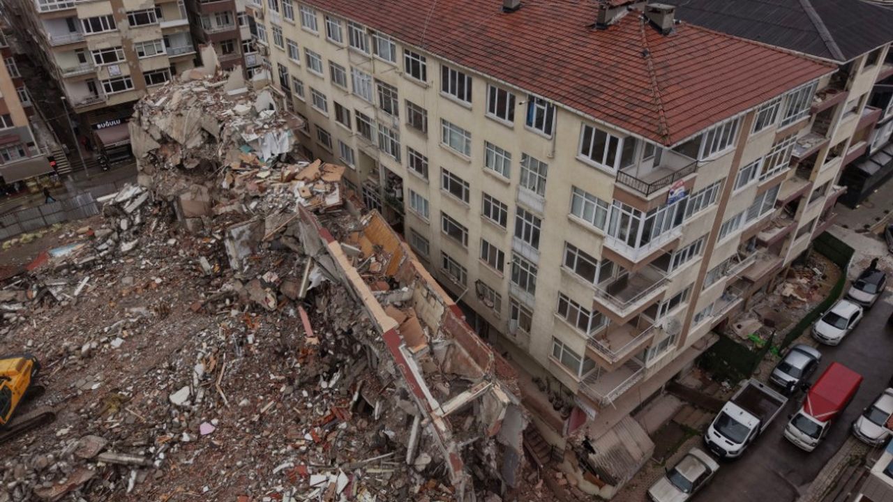 KENTSEL DÖNÜŞÜM YIKIMINDA DEHŞET: BETON PARÇALARI YAN BİNAYA DEVRİLDİ