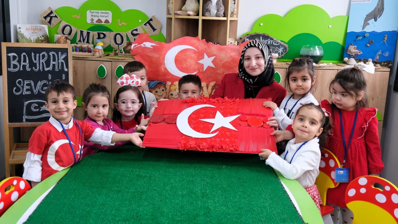 Lokomotif Çocuk Köyü’nde Minikler Türk Bayrağını Öğrendi