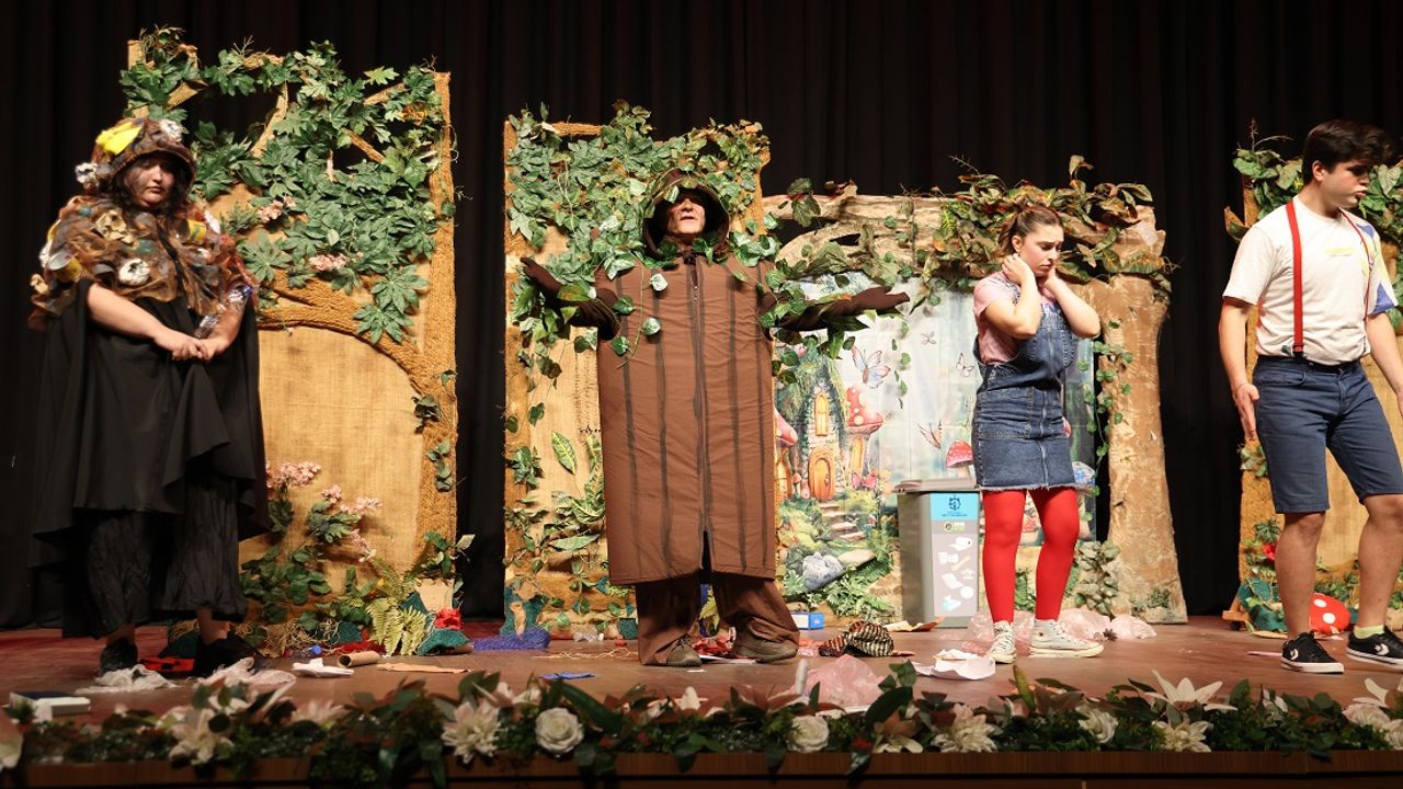 “ORMAN KORUYUCULARI” ÇOCUKLARA DOĞA SEVGİSİNİ SAHNEDE AŞILADI