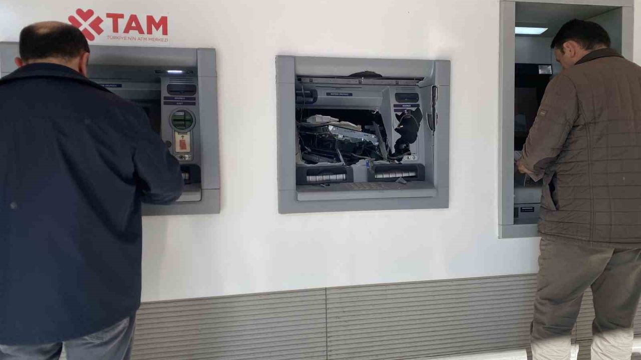 PARA ÇEKEMEDİĞİ ATM'Yİ BALYOZLA PARÇALADI