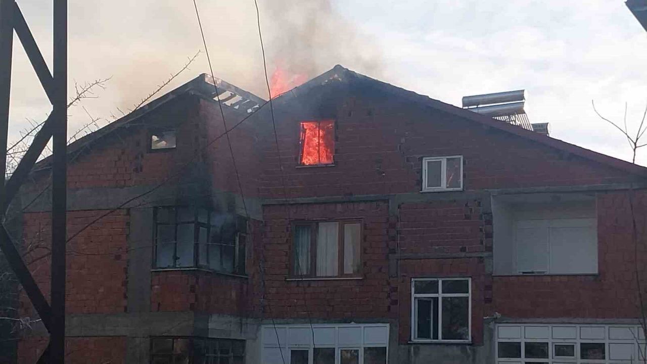 6 KATLI BİNADA ÇATI KATINDA KORKUTAN YANGIN