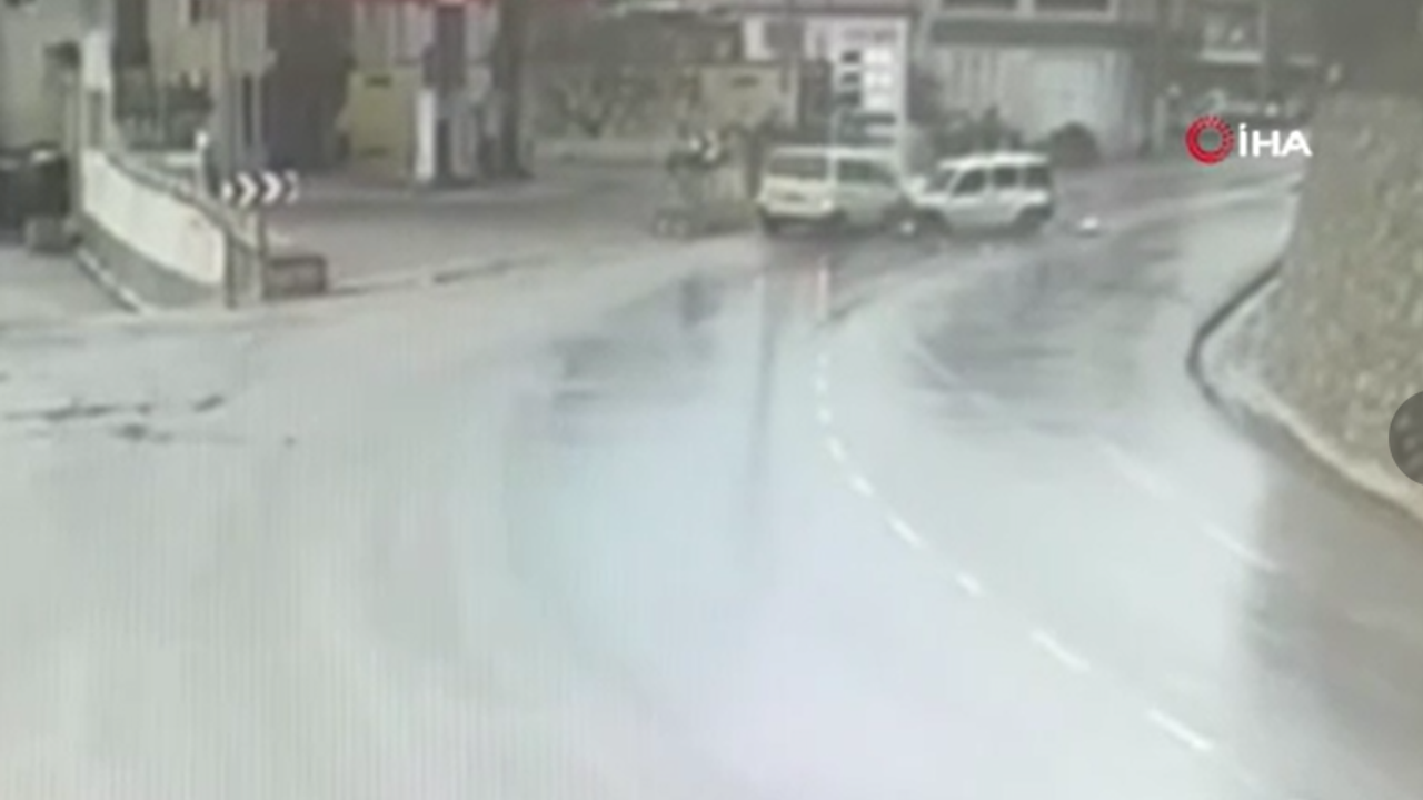 BAYRAM ARİFESİNDE FECİ KAZA: 7 KİŞİ YARALANDI, O ANLAR KAMERADA