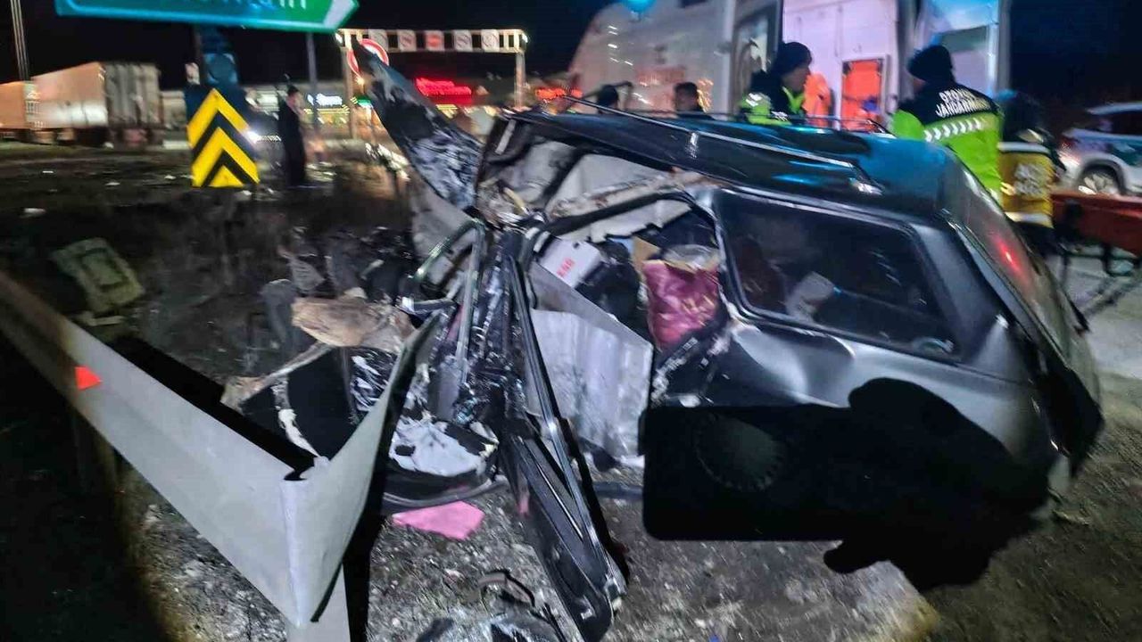 TEM OTOYOLU’NDA BARİYERE ÇARPAN OTOMOBİL PARÇALANDI 2 KİŞİ AĞIR YARALI