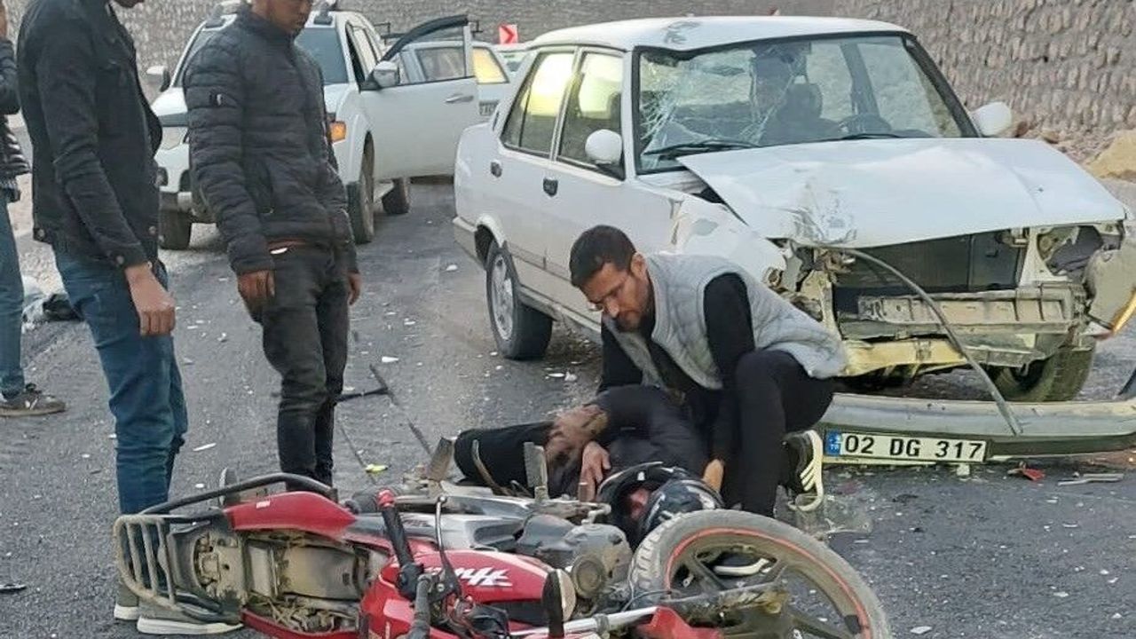 OTOMOBİL İLE MOTOSİKLET KAFA KAFAYA ÇARPIŞTI: 1 YARALI