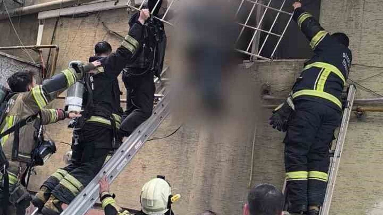 BERBER DÜKKANINDA YANGIN PANİĞİ! MAHSUR KALAN ÇIRAK SON ANDA KURTARILDI