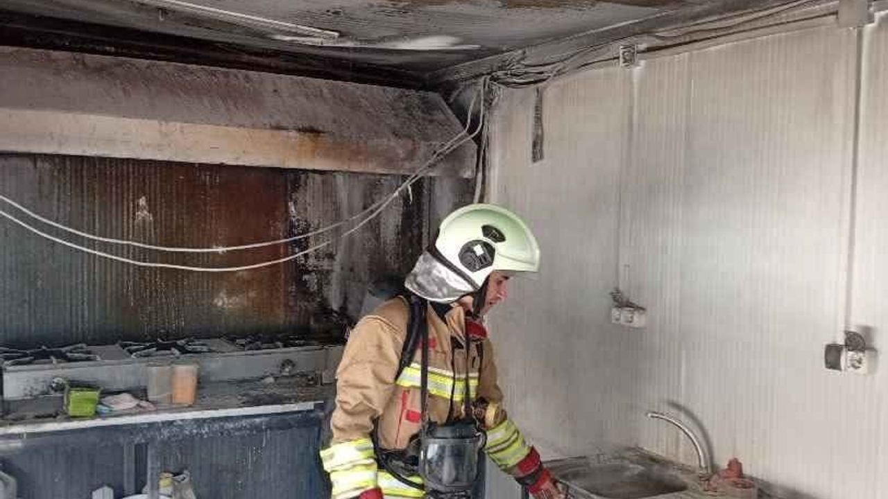 DEFNE’DE İŞ YERİ YANGINI! ALEVLER HER ŞEYİ KÜLE ÇEVİRDİ