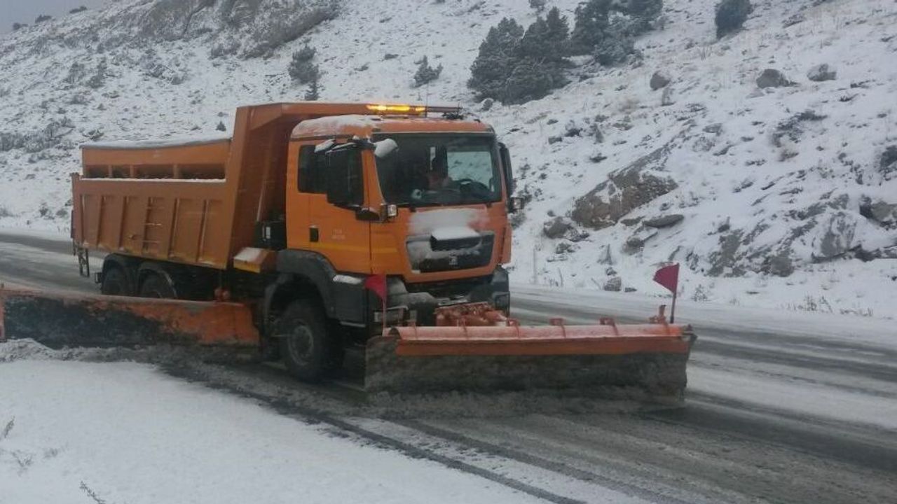 İKİ İL ARASINDA KAR ETKİSİNİ ARTIRDI YOLLAR KAPANDI