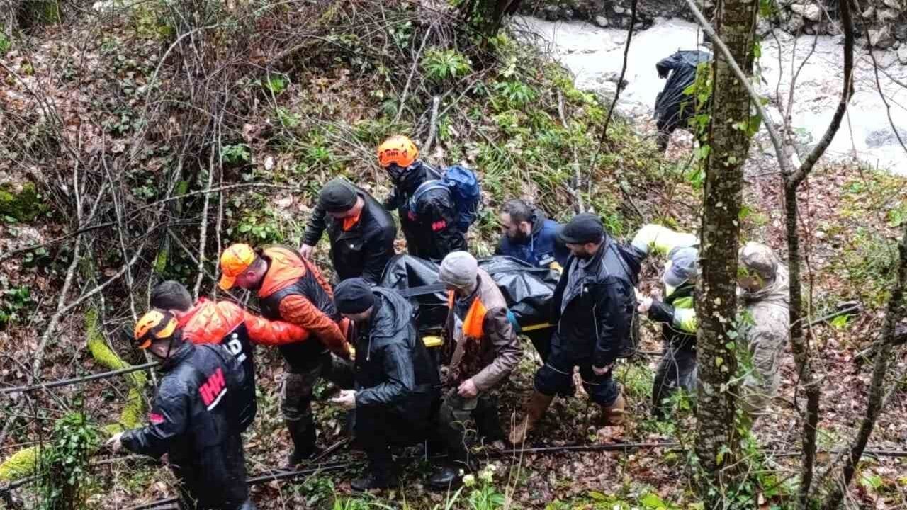 SAKARYA’DA 2 GÜNDÜR KAYIPTI: YAŞLI ADAMIN CANSIZ BEDENİ ZORLU ARAZİDEN ÇIKARILDI