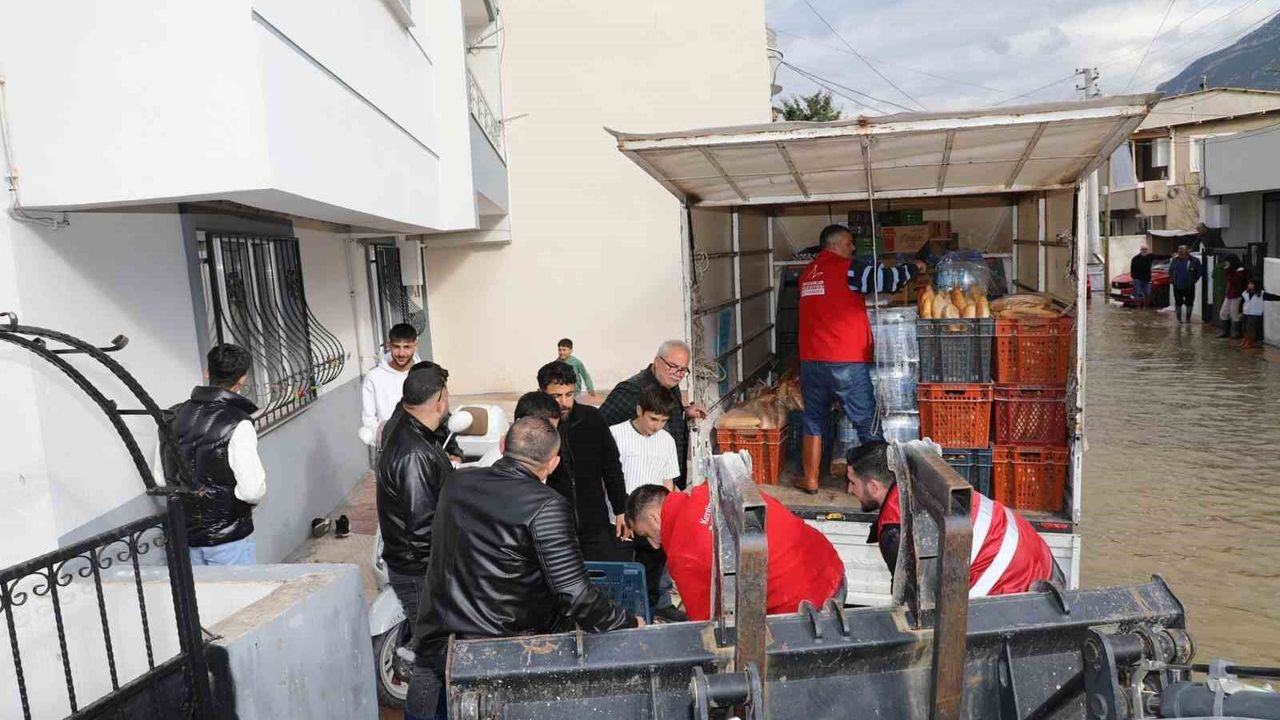 ŞEHZADELER BELEDİYESİNDEN SU BASKININA MÜDAHALE