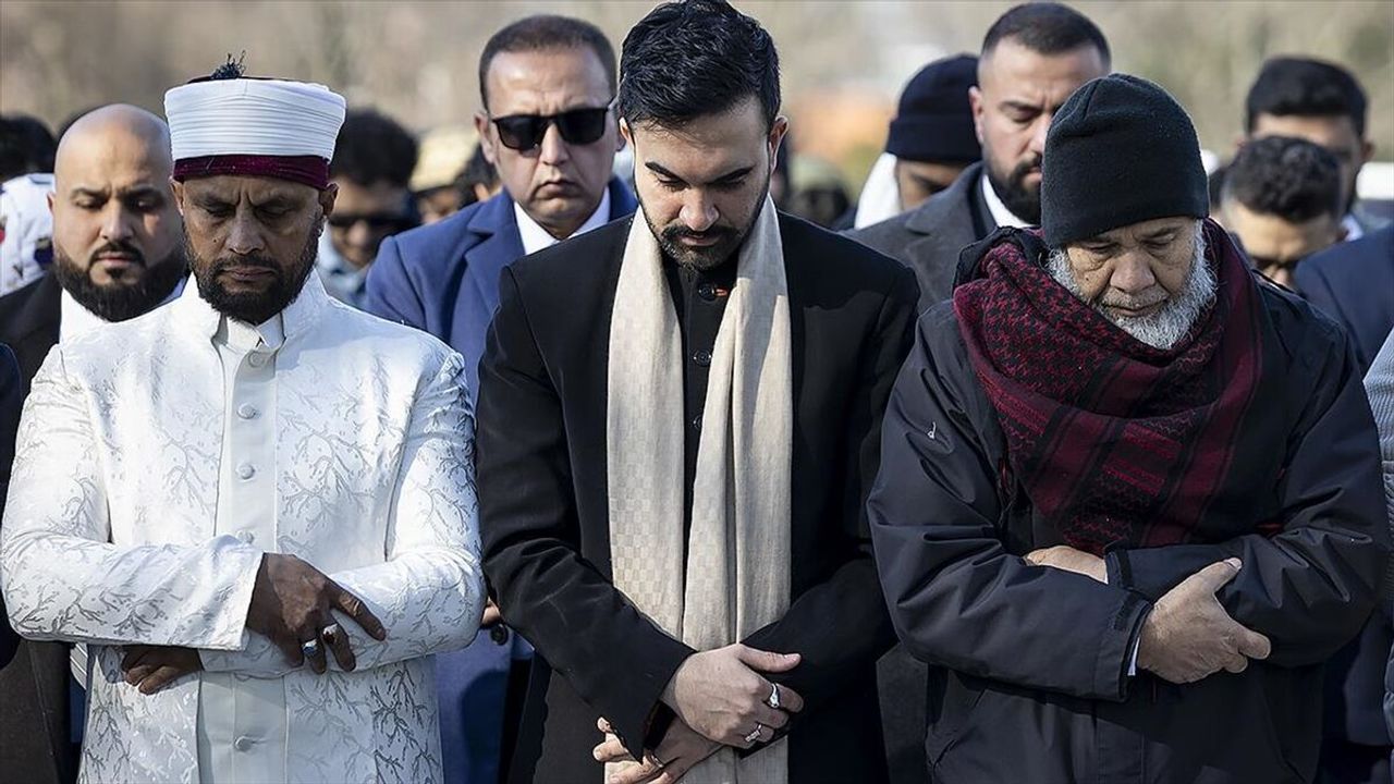 ZOHRAN MAMDANİ BROOKLYN'DE BAYRAM NAMAZI KILDI