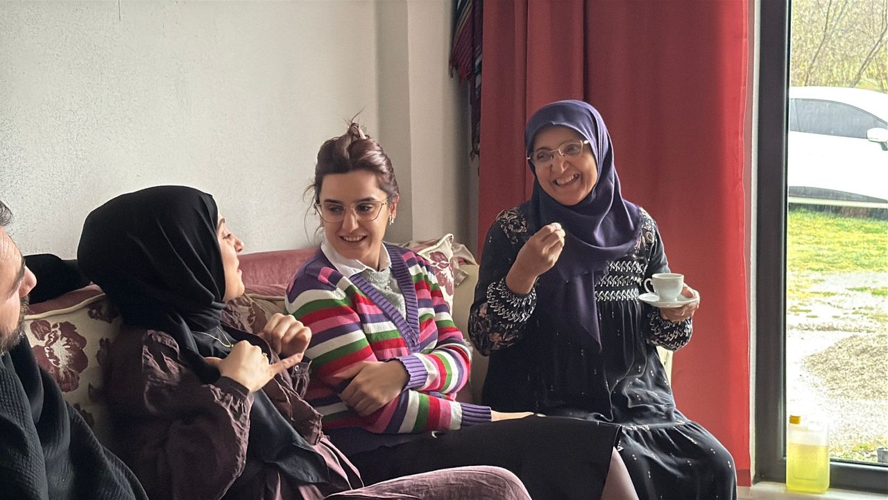 BAYRAMIN EN DUYGUSAL TABLOSU: İŞARET DİLİYLE SEVGİ ENGEL TANIMIYOR