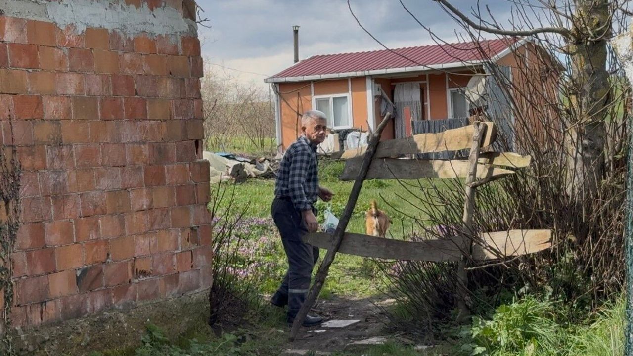 EV VAR, YOL YOK: 62 YAŞINDAKİ ADAM 10 YILDIR TARLADAN YÜRÜYOR