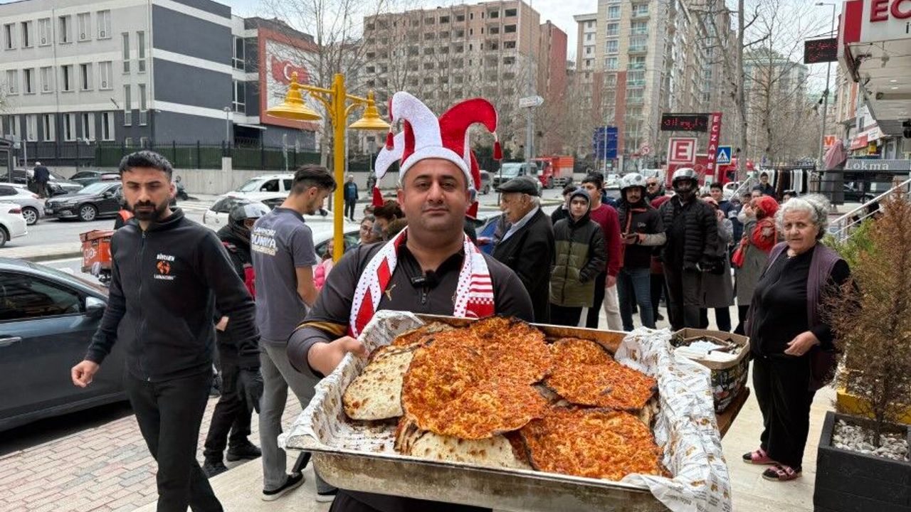 SÖZÜNÜ TUTTU! MİLLİ TAKIMIN GALİBİYETİNE 1000 LAHMACUN DAĞITTI