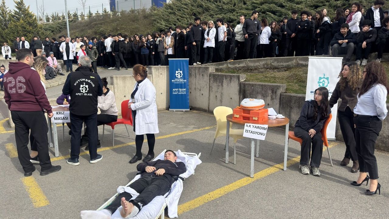 KOCAELİ’DE DEPREM SEFERBERLİĞİ: BÜYÜKŞEHİR 2 BİN 700 KİŞİYE AFET EĞİTİMİ VERDİ