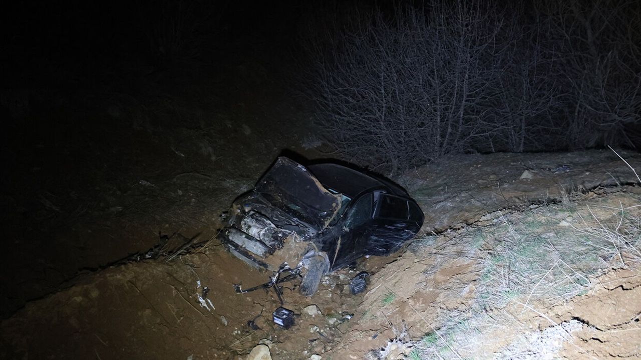 DİREKSİYON HAKİMİYETİNİ KAYBEDEN ARAÇ ŞARAMPOLE UÇTU: 5 YARALI