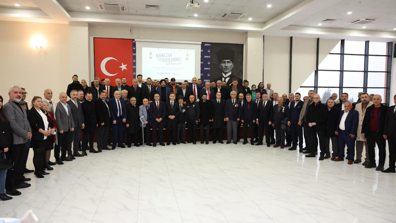 DERİNCE’DE BAYRAMLAŞMA COŞKUSU! PROTOKOL VE VATANDAŞLAR TEK YÜREK OLDU