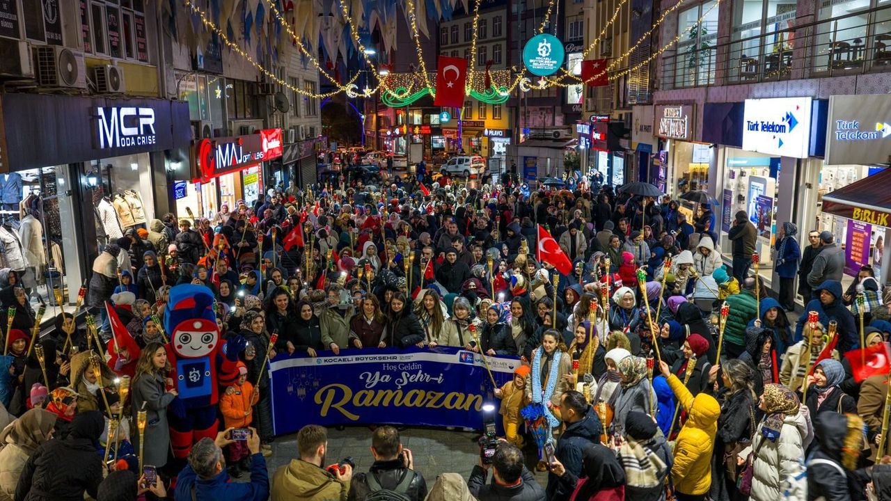 GEBZE KENT MEYDANI’NDA RAMAZAN ETKİNLİKLERİNE YOĞUN İLGİ
