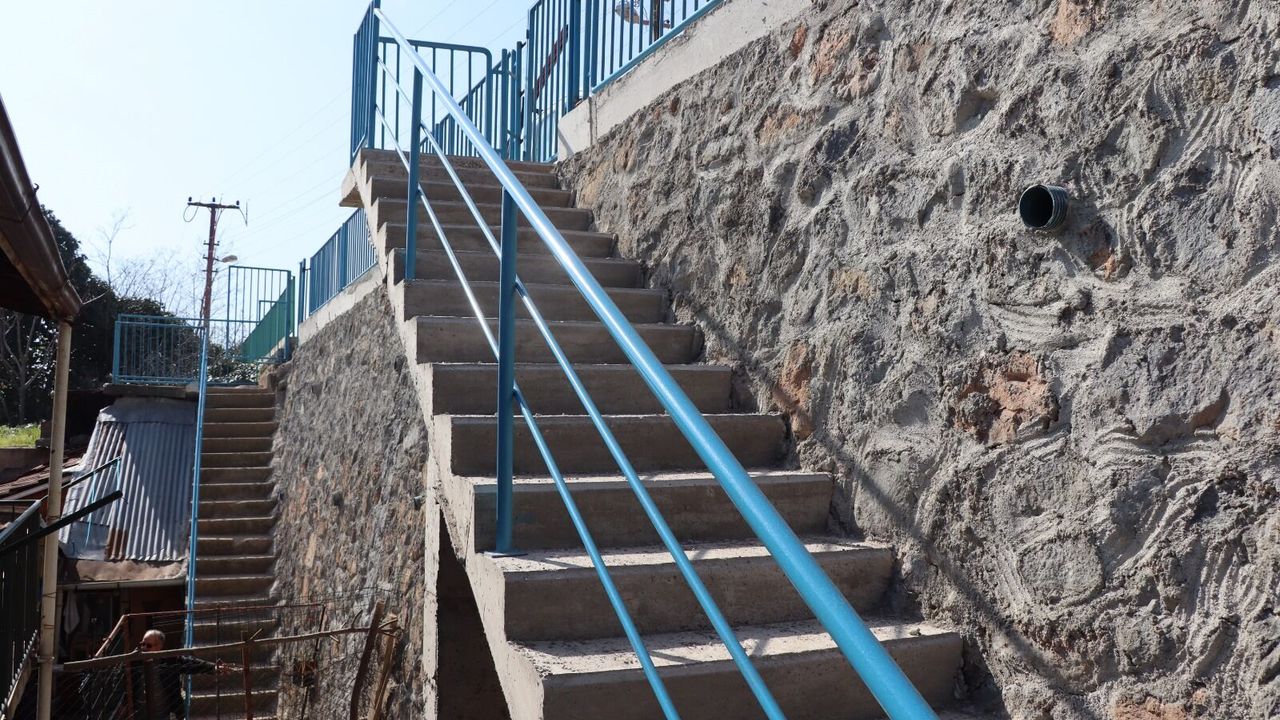 İZMİT BELEDİYESİ’NDEN TURGUT MAHALLESİ’NE GÜVENLİ TAŞ DUVAR