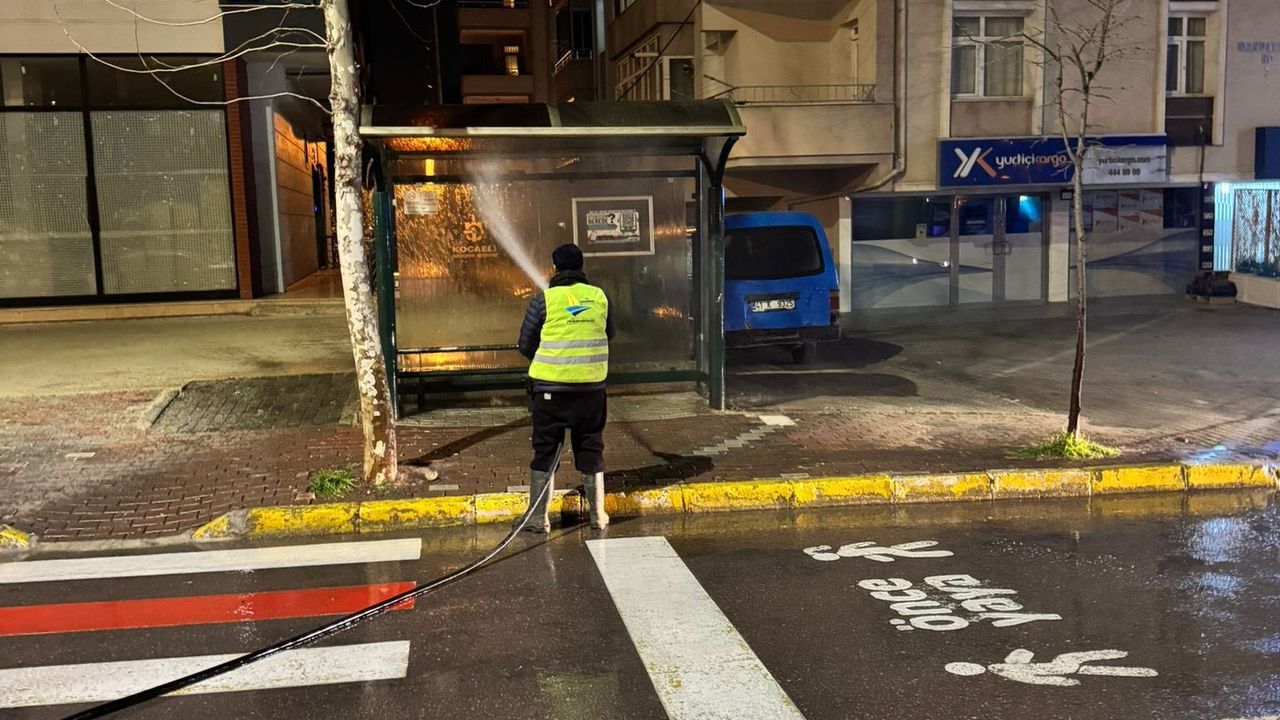 KARAMÜRSEL’DE BAYRAM ÖNCESİ TEMİZLİK SEFERBERLİĞİ