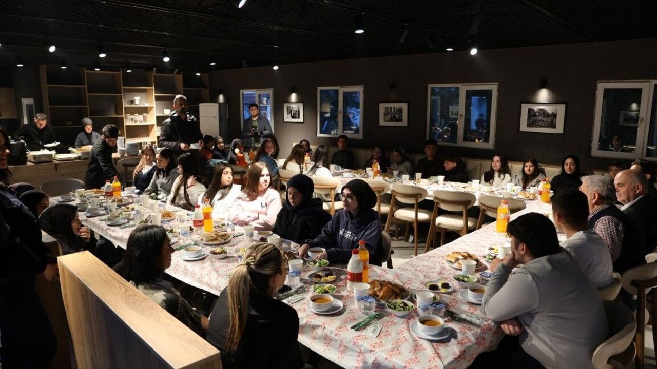 KARTEPE’DE “BİR SOFRA BİR HİKÂYE” BULUŞMASI: GENÇLER İFTARDA TECRÜBEYLE BULUŞTU
