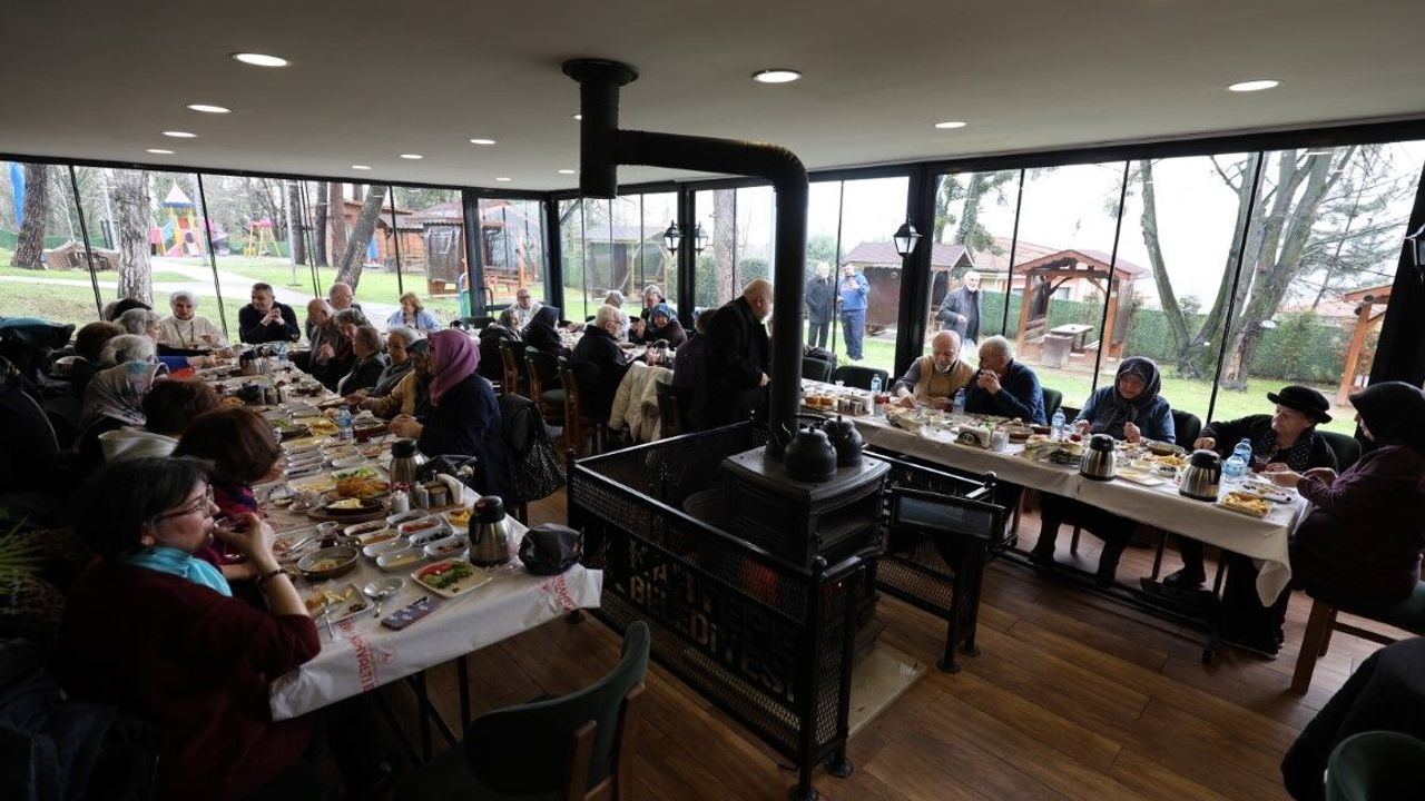 KOCAELİ HUZUREVİ DERNEĞİ KARTEPE’DE GÖNÜL SOFRASINDA BULUŞTU