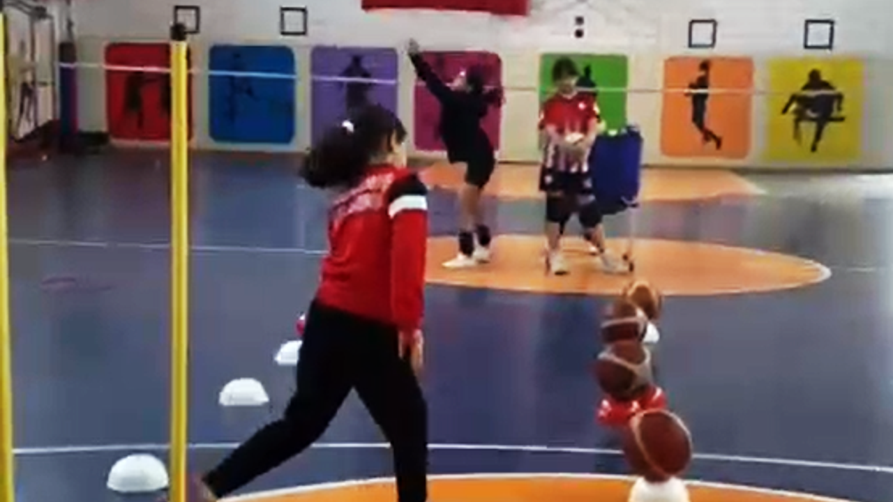 Körfez Belediyesi Spor Akademisi’nde ücretsiz basketbol ve voleybol okulları sürüyor