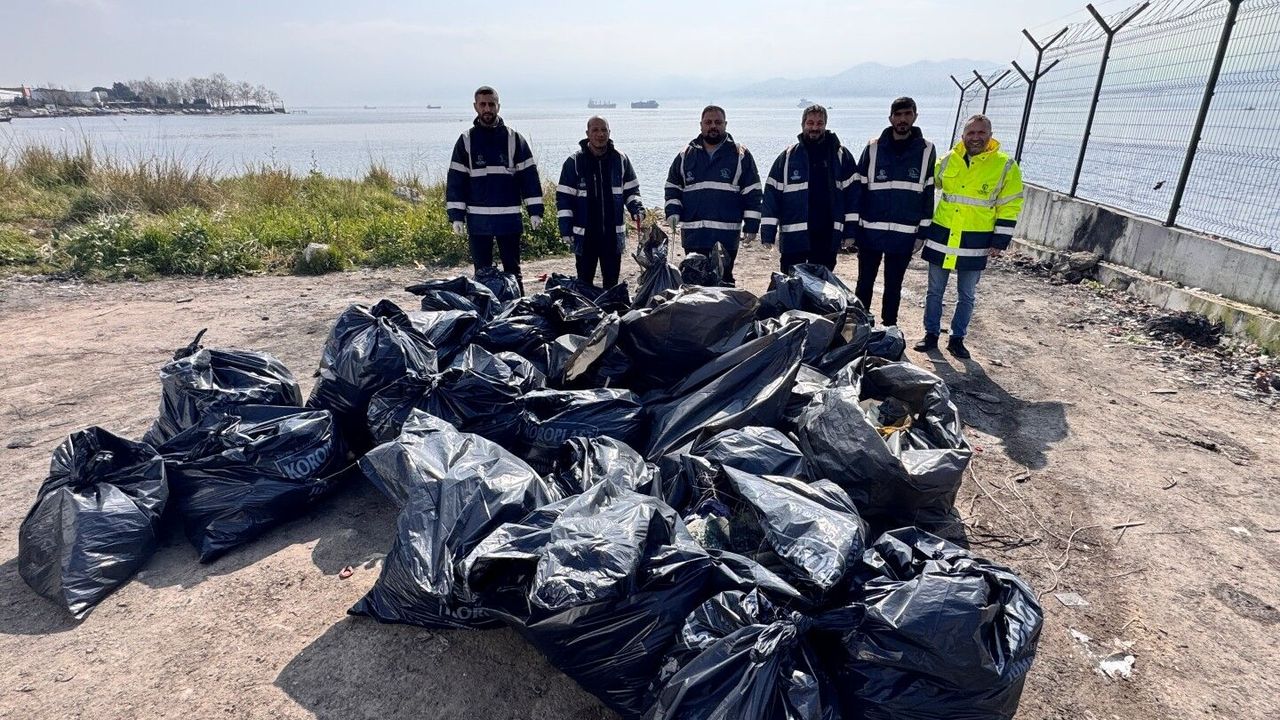 KOCAELİ’DE MAVİ TAKIMDAN PLAJYOLU SAHİLİ’NDE 50 POŞET ATIK TEMİZLİĞİ