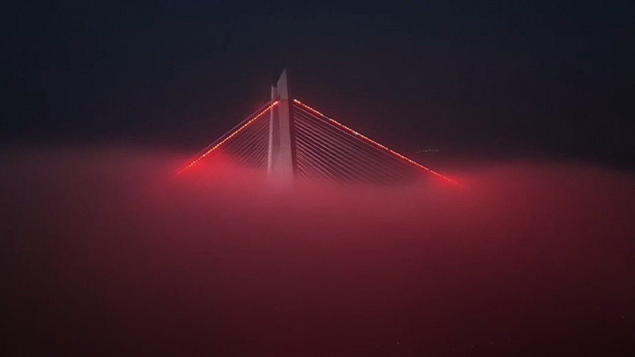 SİS KÖPRÜYÜ YUTTU: BÜYÜLEYİCİ MANZARA ORTAYA ÇIKTI