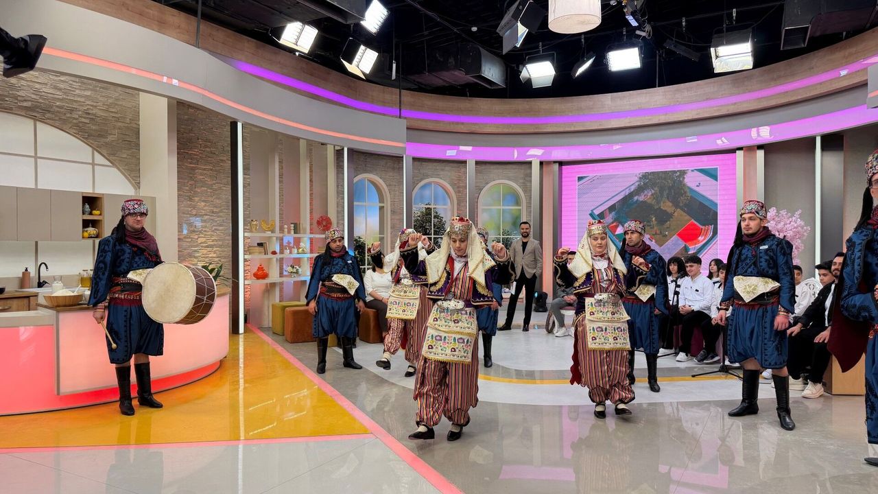 GONCA’NIN EFELERİ TRT 1’DE ZEYBEK PERFORMANSIYLA GÖNÜLLERİ FETHETTİ