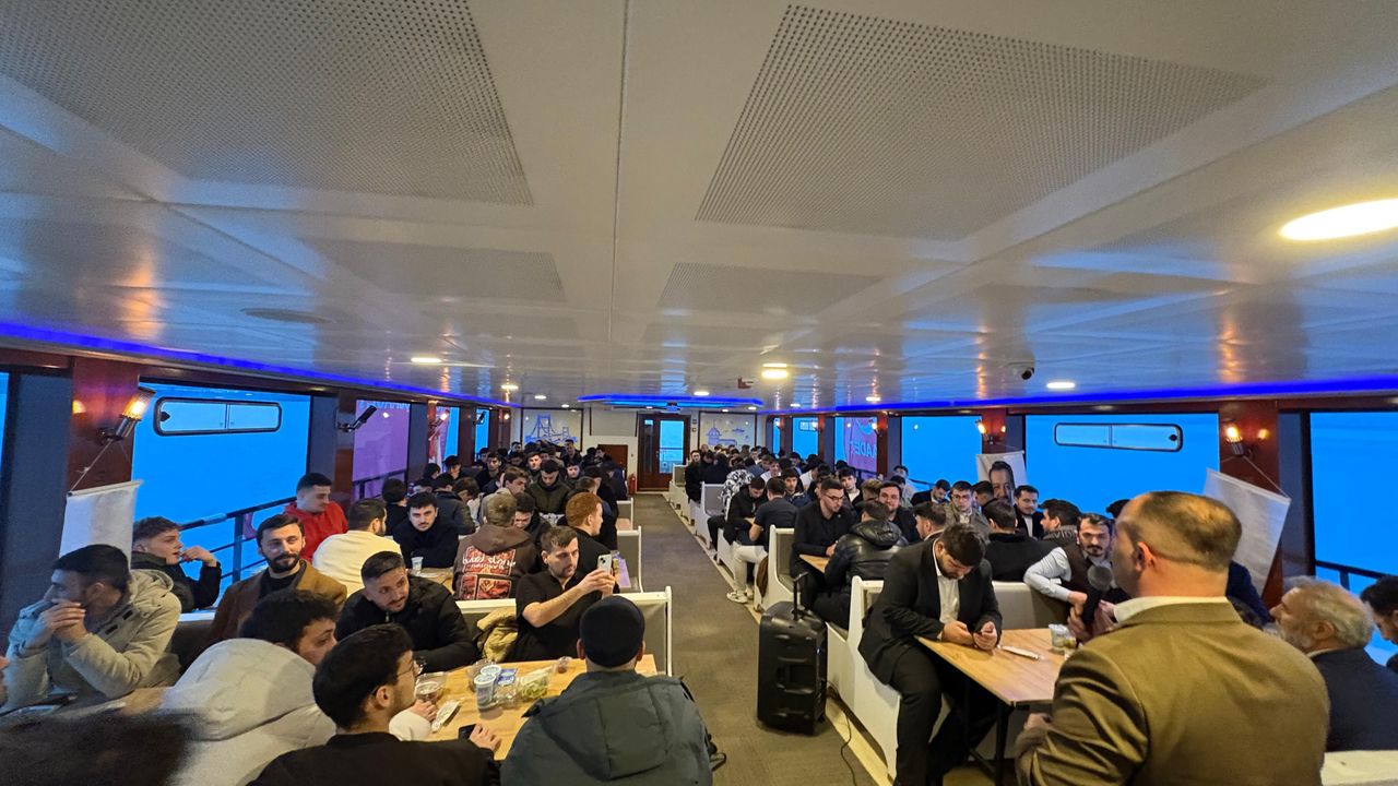 KÖRFEZ’DE KARDEŞLİK SOFRASI: SAADET GENÇLİĞİ VAPURDA İFTARDA BULUŞTU