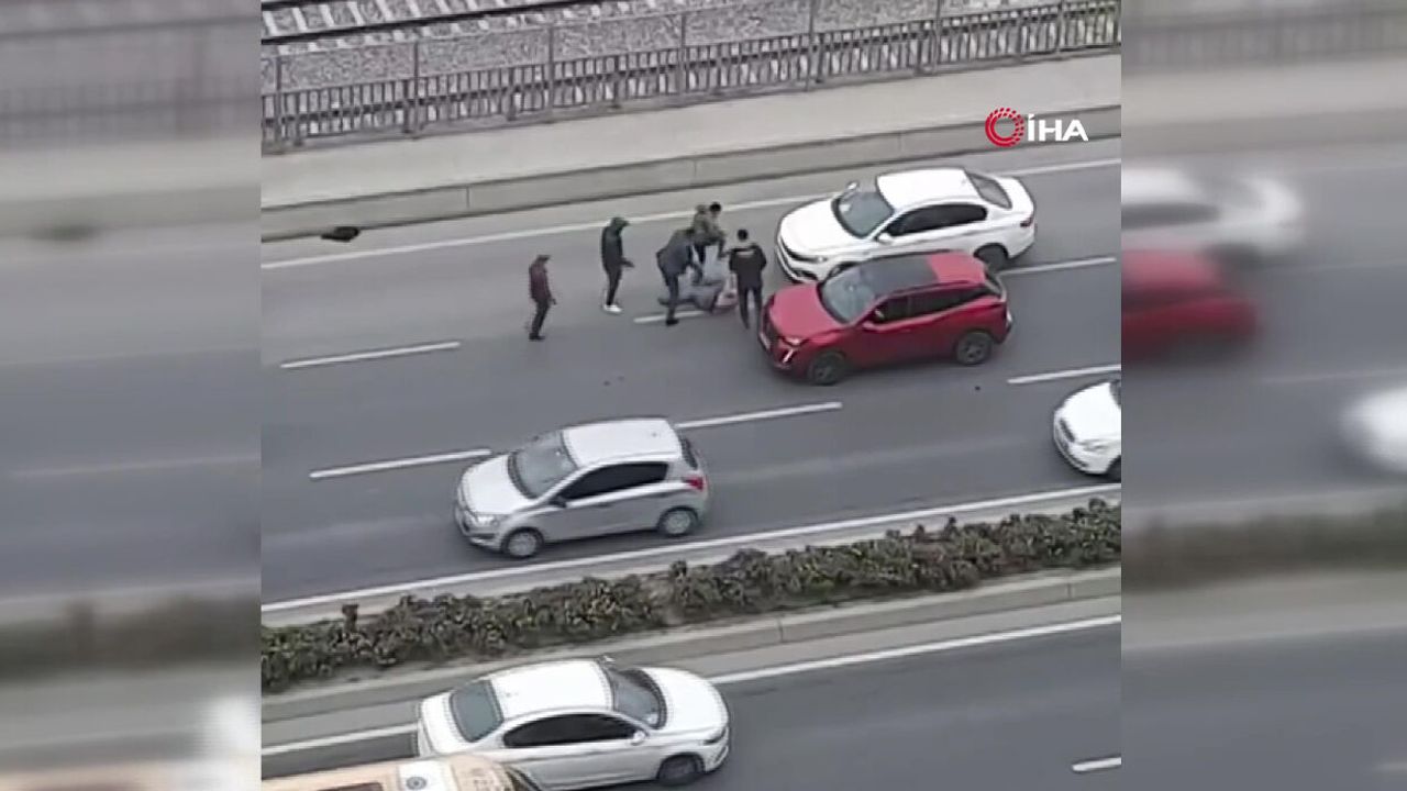 YOL VERME TARTIŞMASI KAVGAYA DÖNÜŞTÜ: 1 KİŞİ DARBEDİLDİ, TIR ARACA ÇARPTI