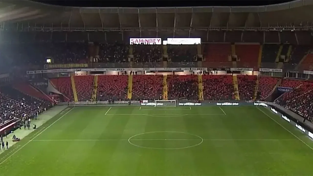 ZİRAAT TÜRKİYE KUPASI’NDA BEKLENMEDİK ENGEL: GAZİANTEP FK - FENERBAHÇE MAÇI BAŞLAYAMADI!