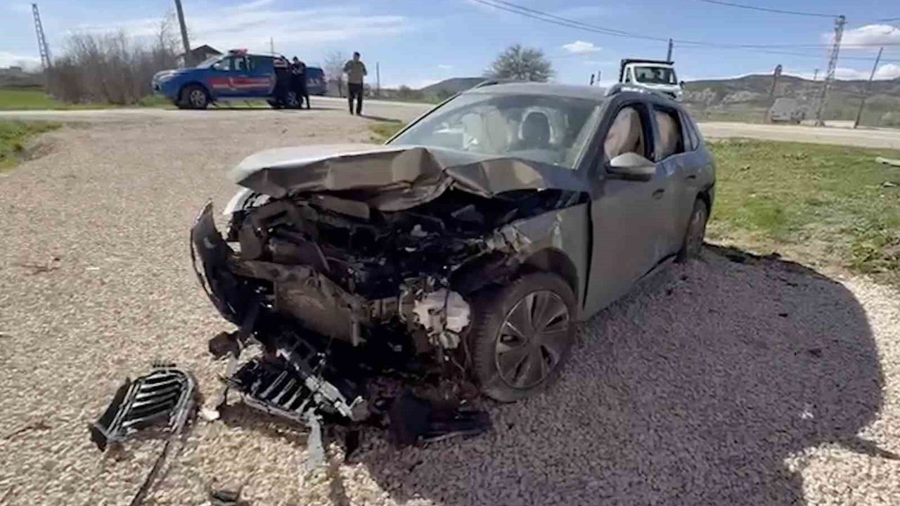 KASTAMONU’DA KAVŞAKTA ÇARPIŞMA: 3 KİŞİ YARALANDI