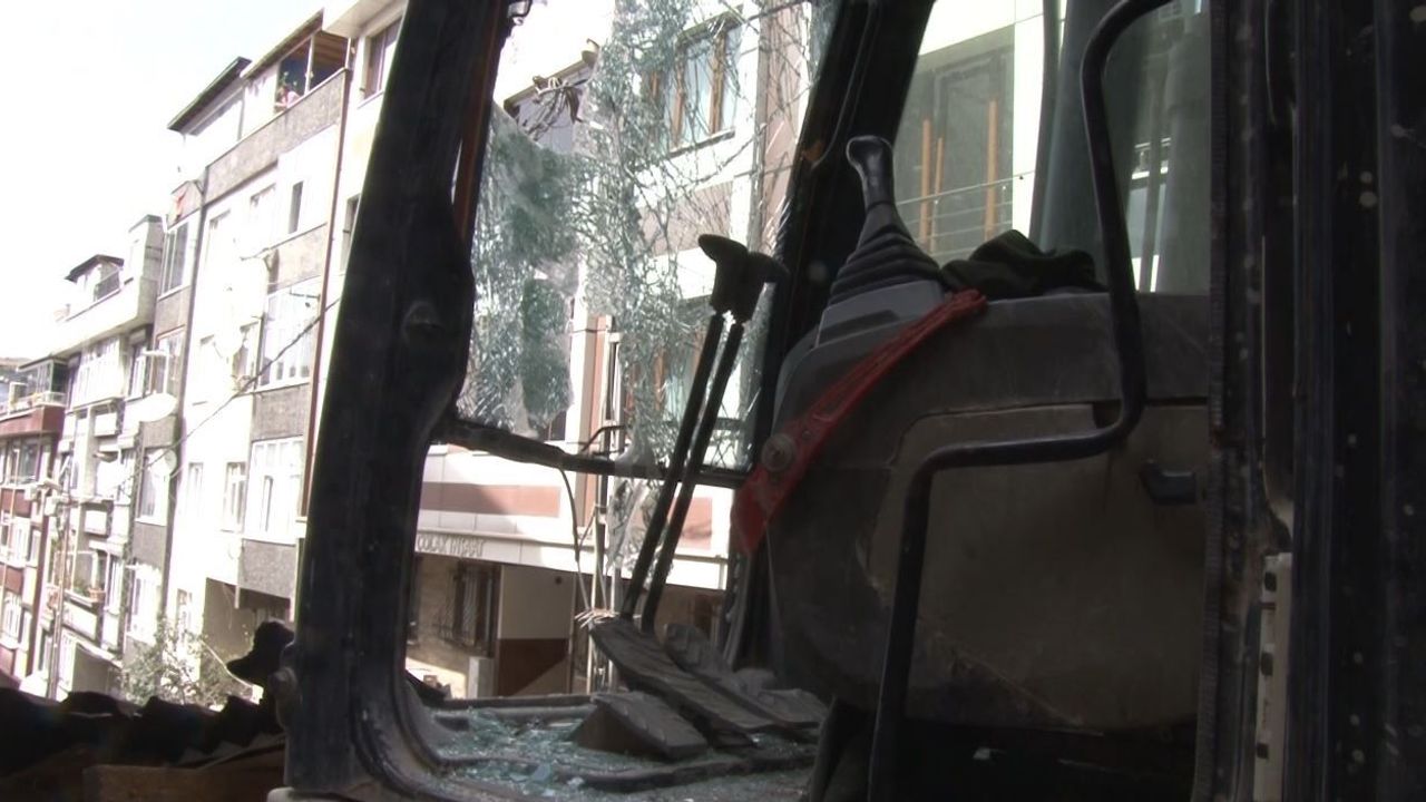 YIKIM ÇALIŞMASI SIRASINDA KOPAN PARÇA OPERATÖRÜ YARALADI