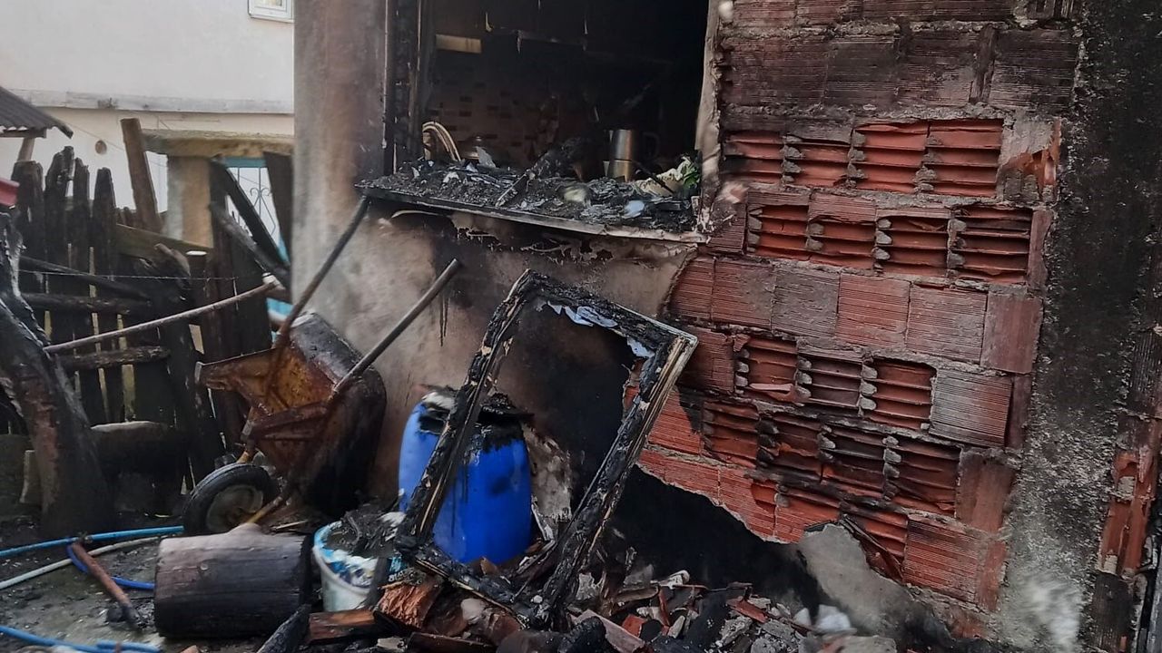 İNEBOLU’DA EV YANGINI: MUTFAK KÜLE DÖNDÜ